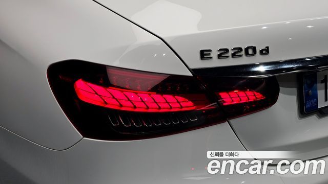 Mercedes-Benz E-Class (W213) E220d 4MATIC AMG Line 2022 — фото 23