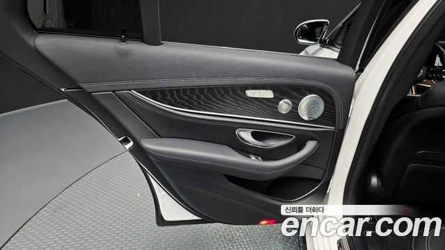 Mercedes-Benz E-Class (W213) E220d 4MATIC AMG Line 2022 — фото 25