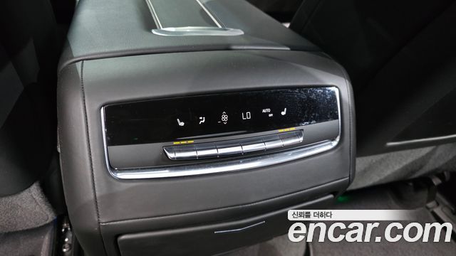 Cadillac Escalade (V) 6.2 Sports Platinum 2023 — фото 18