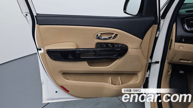 Kia Carnival 9-seater Noblesse 2016 — фото 24