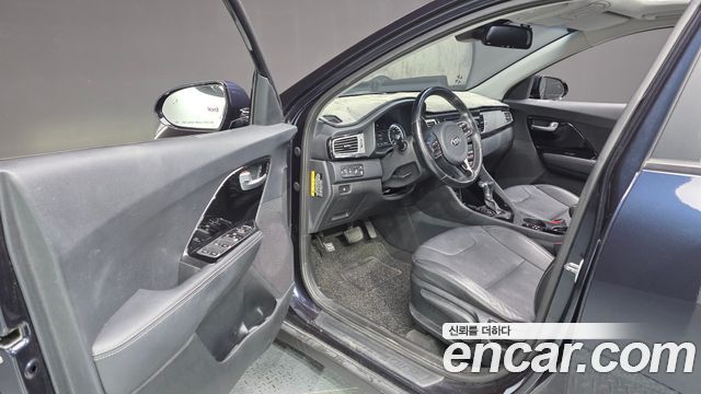 Kia Niro Prestige 2017 — фото 10