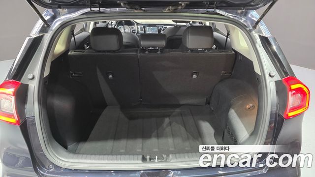 Kia Niro Prestige 2017 — фото 18