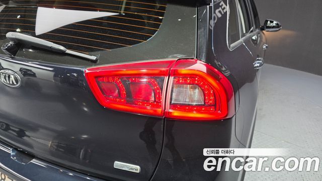 Kia Niro Prestige 2017 — фото 23