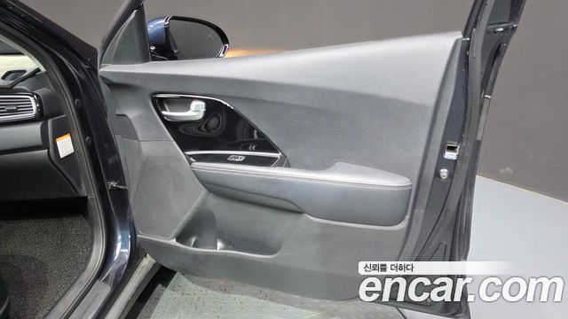 Kia Niro Prestige 2017 — фото 24
