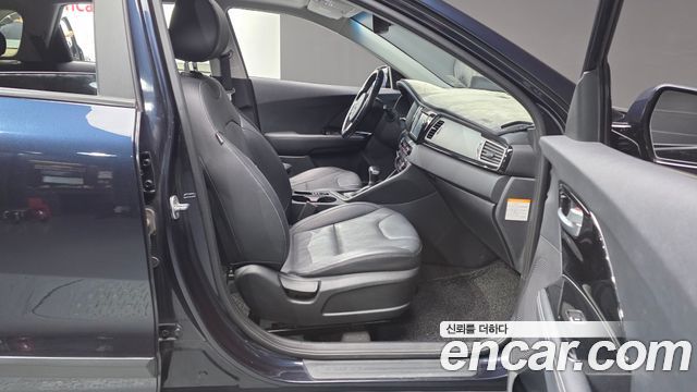Kia Niro Prestige 2017 — фото 26