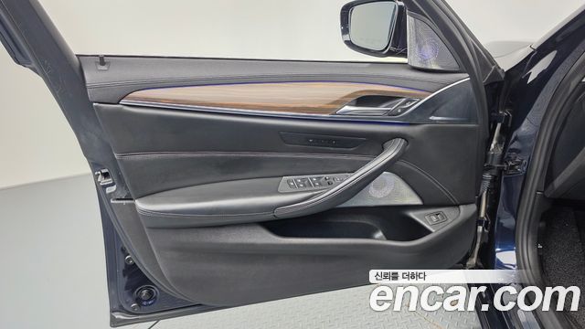 BMW 5 Series (G30) 520d xDrive Luxury Plus 2019 — фото 24
