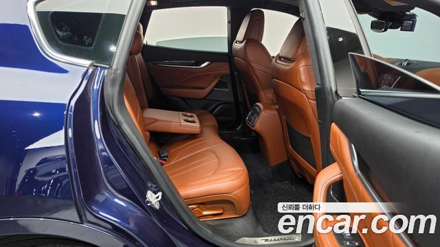 Maserati Levante 3.0 Diesel AWD GranSport 2019 — фото 12