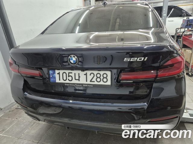 BMW 5 Series (G30) 520i M Sport 2023 — фото 2