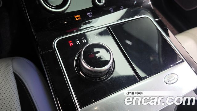 Land Rover Range Rover Velar 3.0 D300 R-Dynamic SE 2018 — фото 9