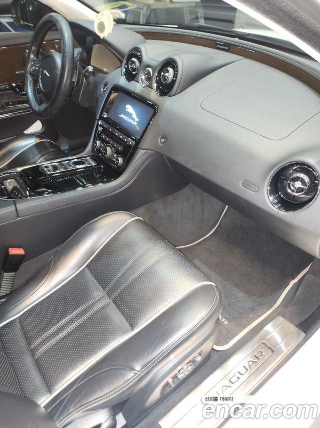 Jaguar XJ 3.0D Premium Luxury LWB X351 2019 — фото 15