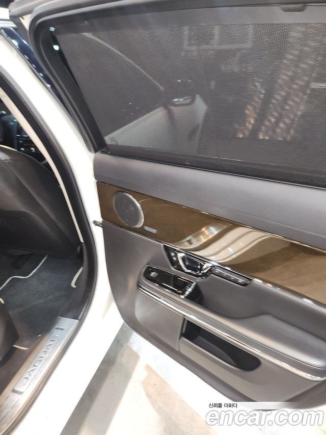 Jaguar XJ 3.0D Premium Luxury LWB X351 2019 — фото 16