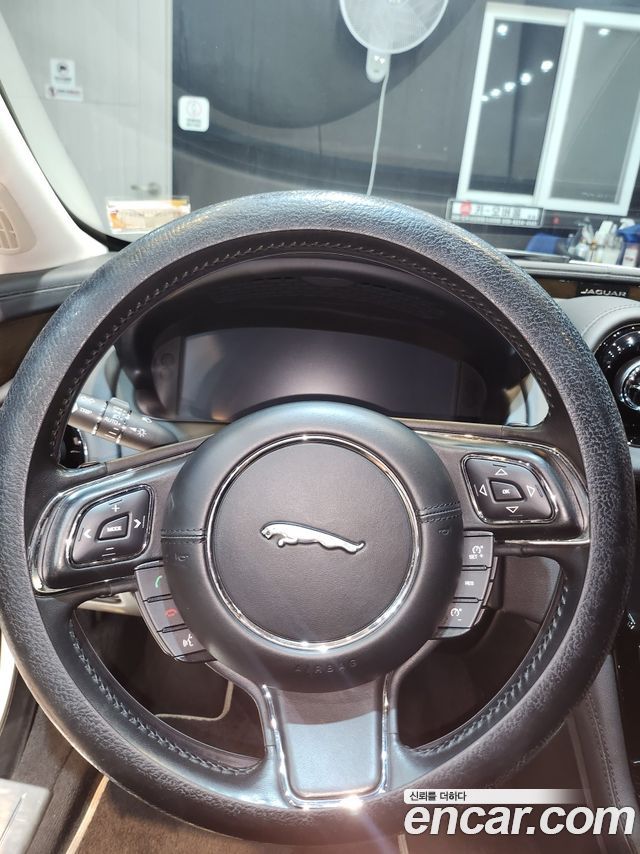 Jaguar XJ 3.0D Premium Luxury LWB X351 2019 — фото 23