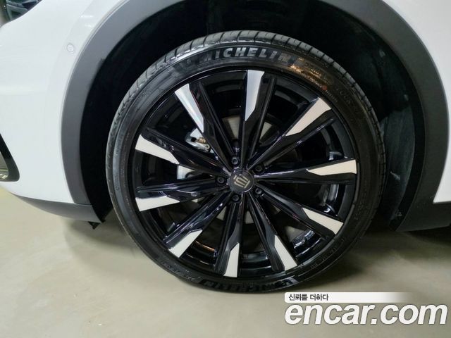 Toyota Crown Crossover 2.4 4WD Dual Boost HYbrid 2026 — фото 9
