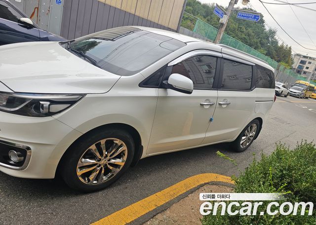 Kia Carnival 9-seater Prestige