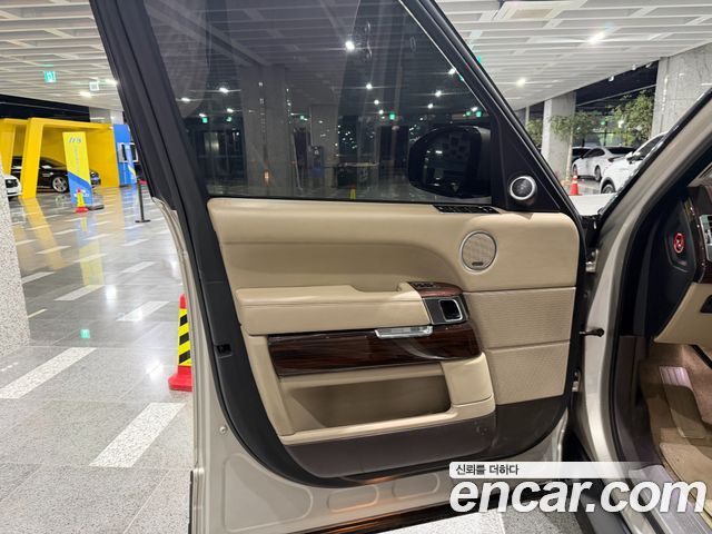 Land Rover Range Rover (IV) 5.0 SC Vogue SE 2013 — фото 16
