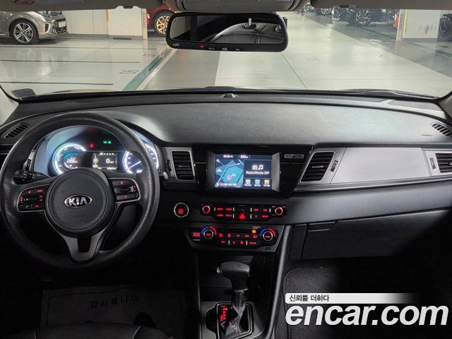 Kia Niro Luxury 2018 — фото 7
