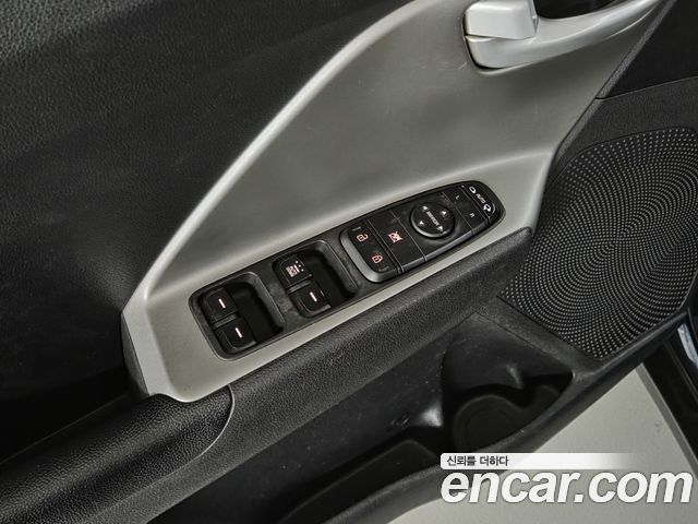 Kia Niro Luxury 2018 — фото 16