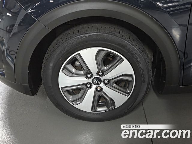 Kia Niro Luxury 2018 — фото 24