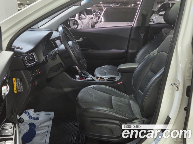 Kia Niro Prestige 2017 — фото 10