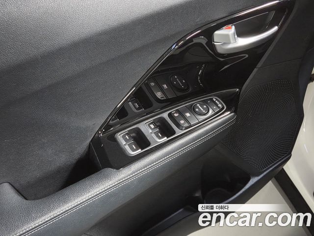 Kia Niro Prestige 2017 — фото 16