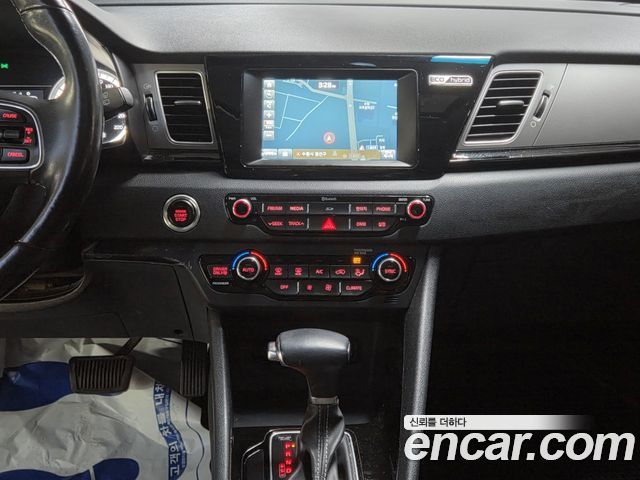 Kia Niro Prestige 2017 — фото 19