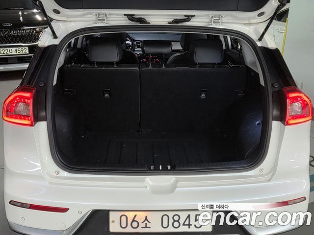 Kia Niro Prestige 2017 — фото 23