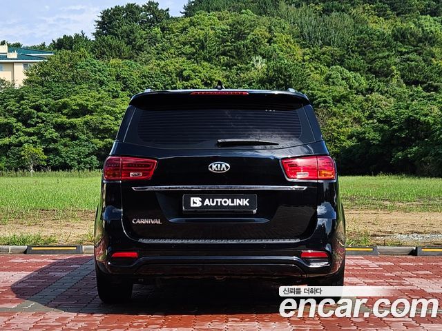 Kia Carnival 9-Seater Prstige 2019 — фото 4