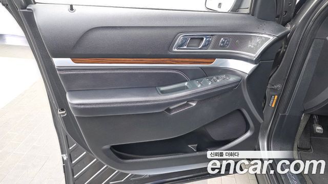 Ford Explorer 2.3 Limited 4WD 5th 2018 — фото 24