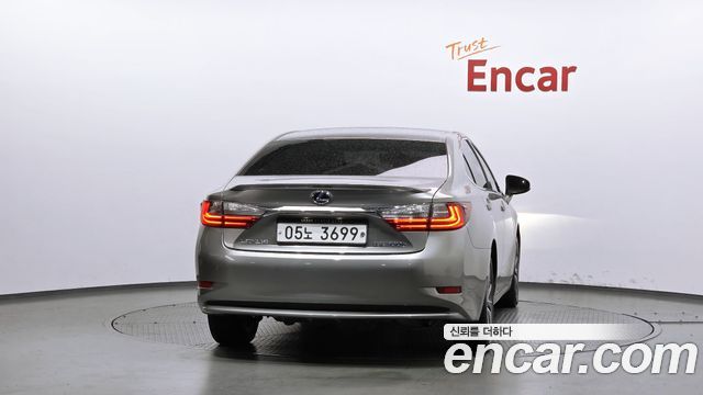 Lexus ES300h Supreme XV60 2017 — фото 4