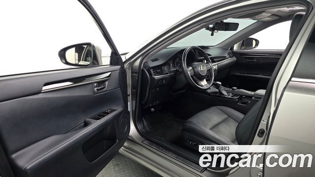 Lexus ES300h Supreme XV60 2017 — фото 10