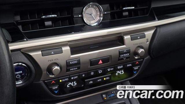 Lexus ES300h Supreme XV60 2017 — фото 14