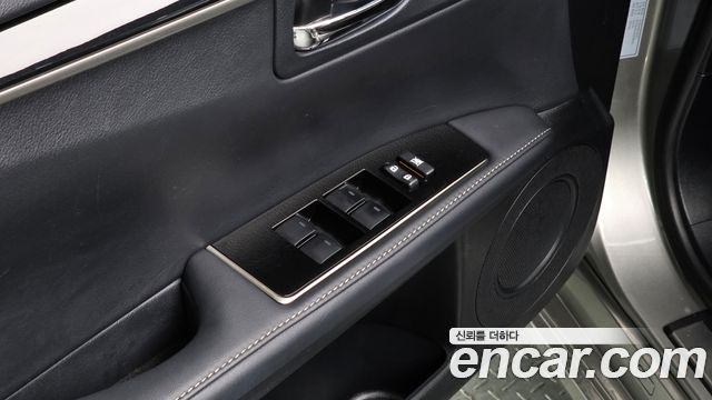 Lexus ES300h Supreme XV60 2017 — фото 16