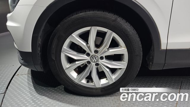 Volkswagen Tiguan (II) 2.0 TDI Premium 2020 — фото 5