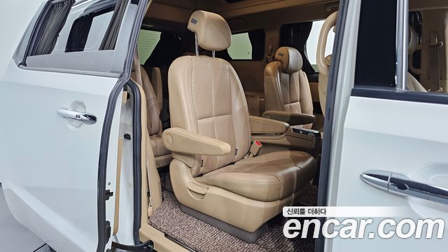 Kia Carnival 9-Seater Hi-Limousine Noblesse Special 2019 — фото 26
