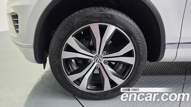 Volkswagen Touareg V6 3.0 TDI BMT Exclusive 7P5 2016 — фото 5