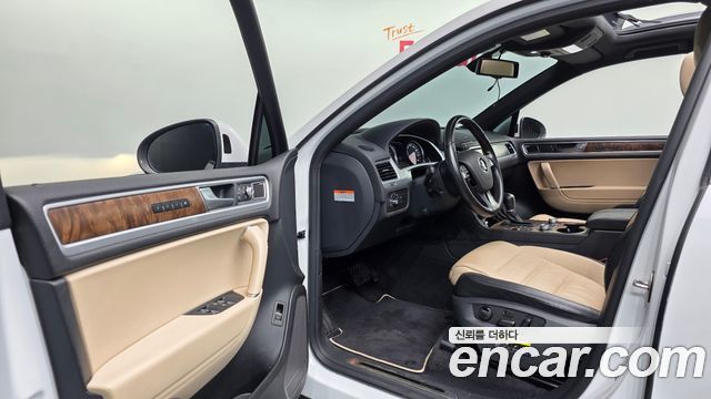 Volkswagen Touareg V6 3.0 TDI BMT Exclusive 7P5 2016 — фото 10