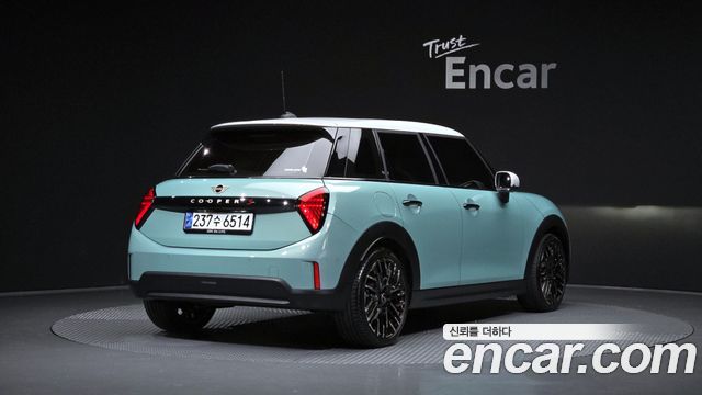 MINI Cooper S (IV) 5 Door Favoured 2025 — фото 2