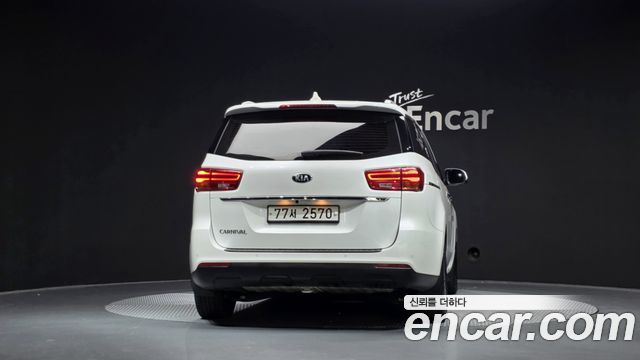 Kia Carnival 9-Seater Prstige 2019 — фото 4
