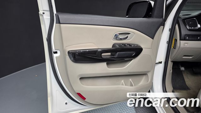 Kia Carnival 9-Seater Prstige 2019 — фото 24