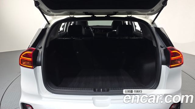 Kia Niro 1.6 HEV Prestige 2020 — фото 17