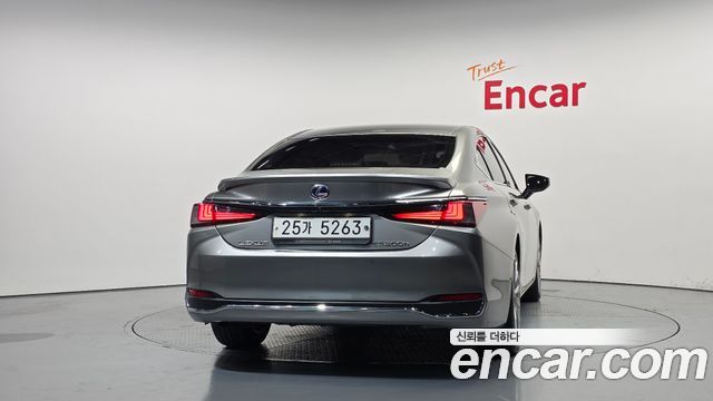 Lexus ES300h (VII) Luxury Plus 2019 — фото 4
