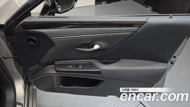 Lexus ES300h (VII) Luxury Plus 2019 — фото 25
