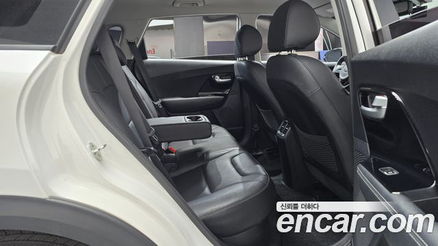 Kia Niro Prestige 2018 — фото 11