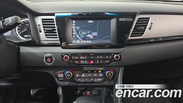 Kia Niro Prestige 2018 — фото 13