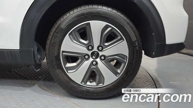 Kia Niro Prestige 2018 — фото 21