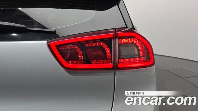 Kia Niro Prestige 2018 — фото 23