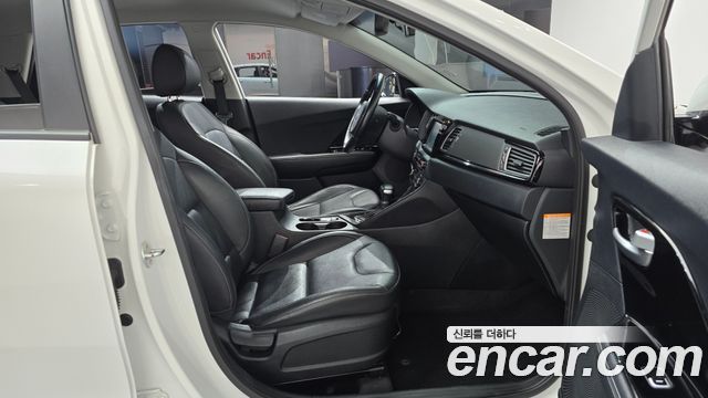 Kia Niro Prestige 2018 — фото 26
