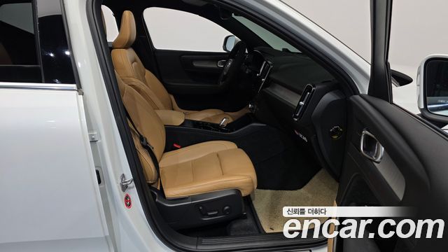 Volvo XC40 B4 Inscription 2021 — фото 11