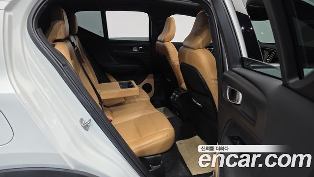 Volvo XC40 B4 Inscription 2021 — фото 12
