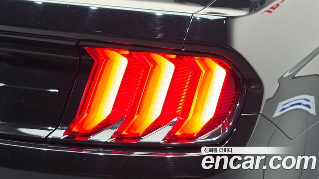 Ford Mustang GT Convertible 2021 — фото 23